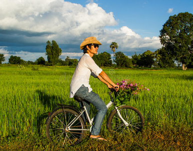 农民骑自行车