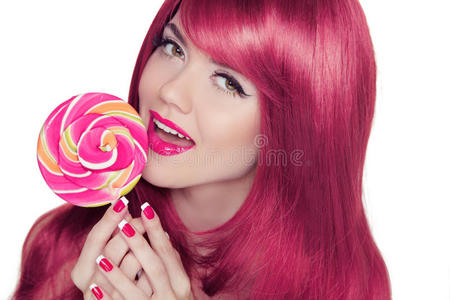 快乐微笑的少女拿着五颜六色的粉红色棒棒糖