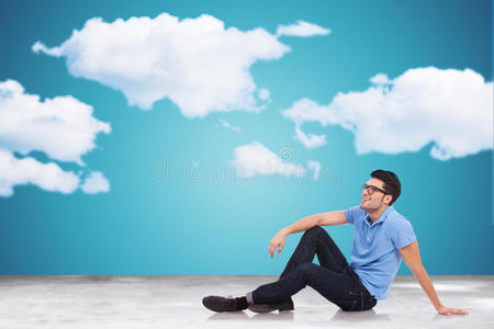 地板上的年轻人望向远处的云彩