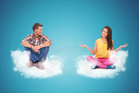 两个年轻人坐在云端欢迎