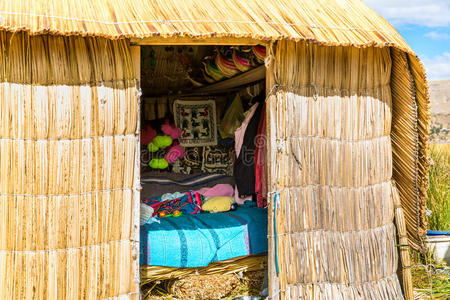 在南美洲秘鲁的喀喀湖的浮岛上的茅草屋。种植khili的密根交织在一起