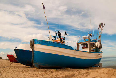蓝色的渔船图片-蓝色的渔船素材-蓝色的渔船插画-摄图新视界