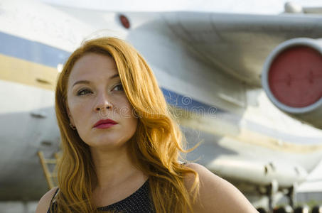 迷人的红发女人约飞机外出旅游图片