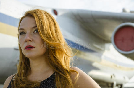迷人的红发女人约飞机外出旅游图片