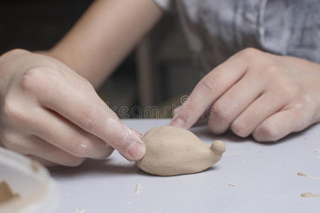 女孩用粘土做玩具