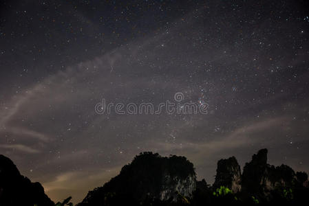 深邃的天空，星空，岩石峭壁。泰国。