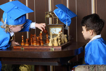 两个男孩开始下象棋