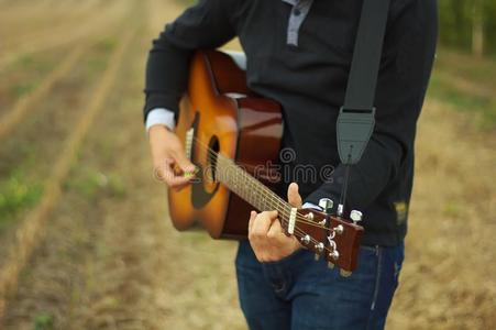 男人弹吉他