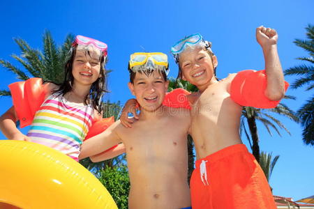 游泳运动员 外部 夏天 孩子们 夏季 男孩 高兴地 小孩