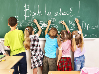 黑板上写字图片