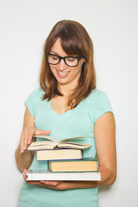 年轻的女学生拿着白色的书。
