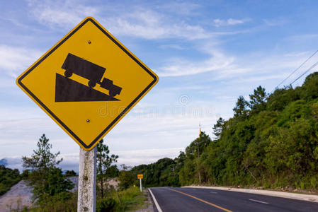 陡坡道路交通标志图片