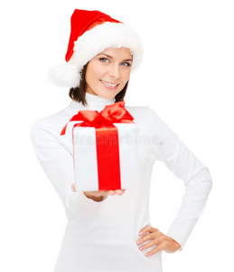 微笑的女人戴着圣诞老人的帽子和礼品盒