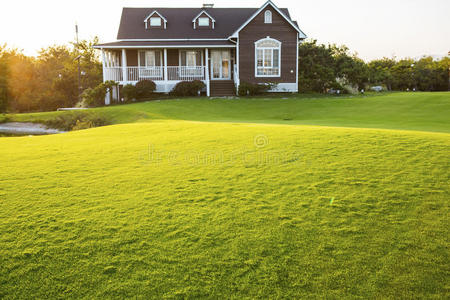 带草坪的别墅照片