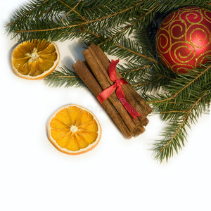 圣诞红球，冷杉，橘子和金丝桃