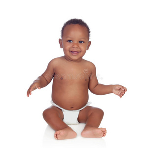 穿着尿布坐在地板上的可爱非洲宝宝
