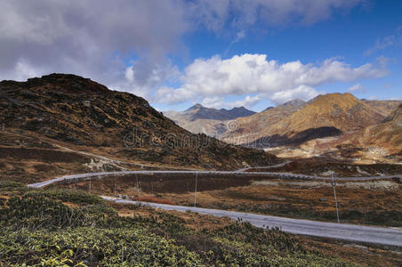 弯弯曲曲的道路，穿过杰勒普拉山口dzuluk锡金