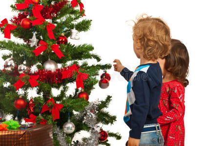 两个孩子装饰圣诞树