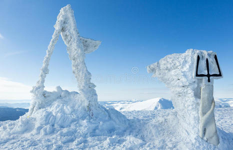 冬季戈维拉山顶和乌克兰tryzub纪念碑。