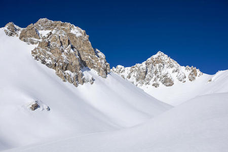 降雪后阿尔卑斯山冬季全景图