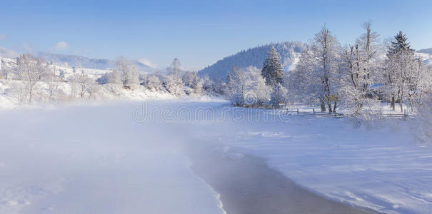 雾蒙蒙的山村冬季全景图图片
