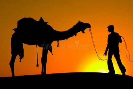 印度贾萨默尔沙漠日落时分的人像和骆驼