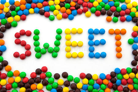 甜甜这个词是用彩色糖果做成的
