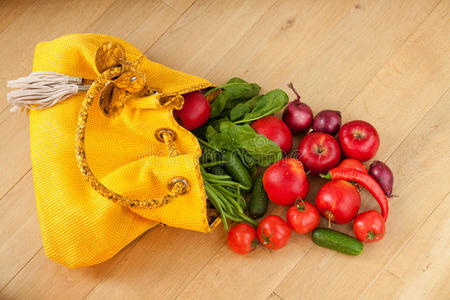 水果和蔬菜从袋子里溢出