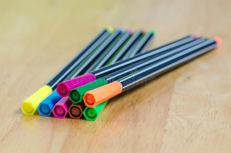木桌上的彩色记号笔