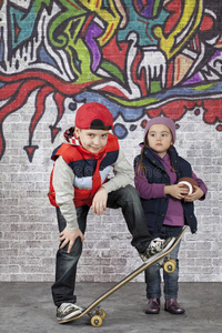 滑板男孩和一个小女孩