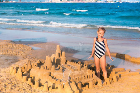 可爱的小女孩在海边玩耍