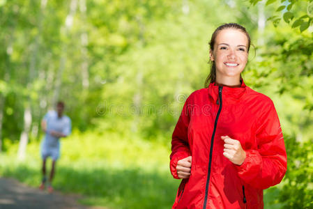 健康的年轻女运动员跑步