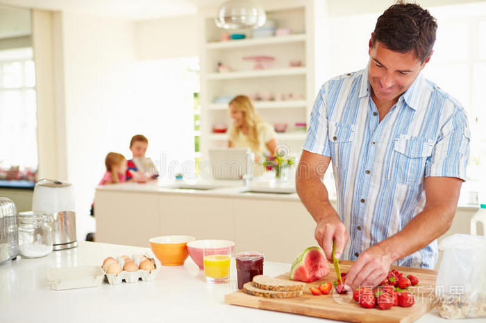 父亲在厨房准备家庭早餐