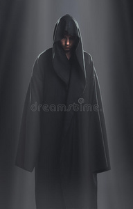 在黑暗中一个黑袍人站在黑暗中照片