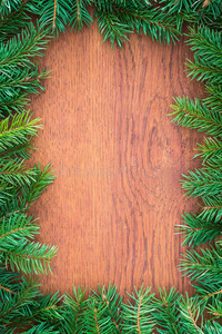木板上的圣诞枞树。背景
