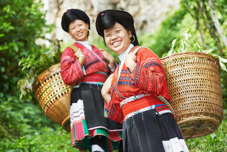 笑眯眯的中国少数民族妇女姚图片