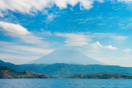 大火山在岛上和海上升起