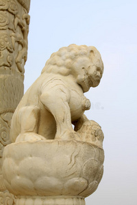 公园里的白色大理石狮子雕塑图片