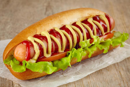 热卡路里热狗照片