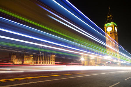 黄昏时灯光模糊的大本钟，伦敦