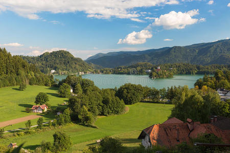 斯洛文尼亚，一个阳光明媚的日子，湖水在流血