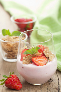 草莓酸奶配玉米片和薄荷