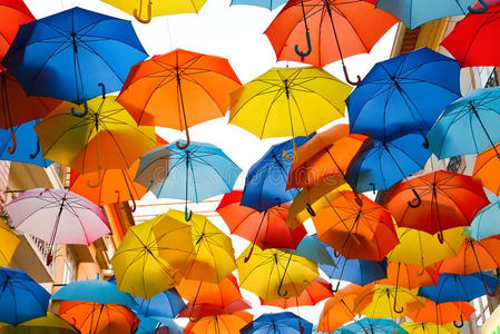 用彩色雨伞装饰的街道。