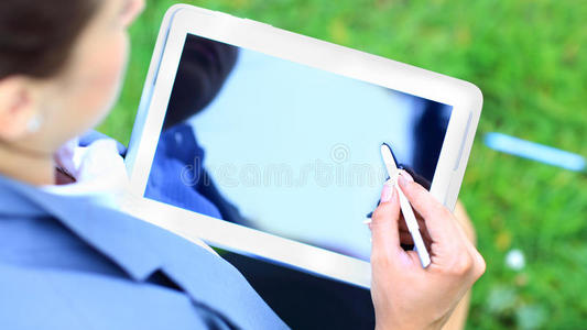 现代数字平板电脑上的女性触摸屏