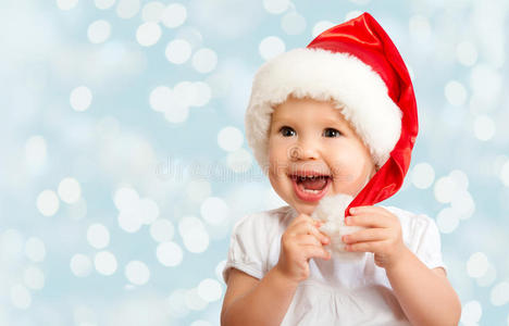 戴着蓝色圣诞帽的漂亮有趣的婴儿