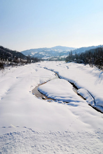 冬天有雪的河流