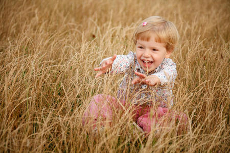 在草地上玩耍的小女孩