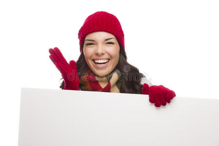戴着冬日帽和手套的激动女孩举着空白的牌子