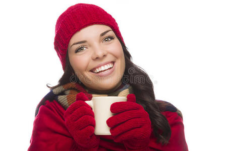 戴着冬季帽子和手套的混血妇女拿着杯子