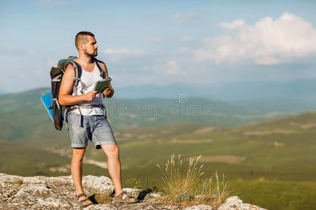 露营者拿着地图在山上